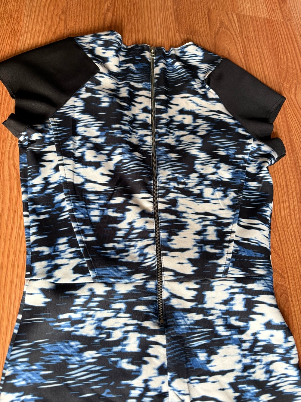Zara Blue V Neck Bodycon White, Black & Blue Printed Midi Sheath Dress Small - Picture 8 of 9